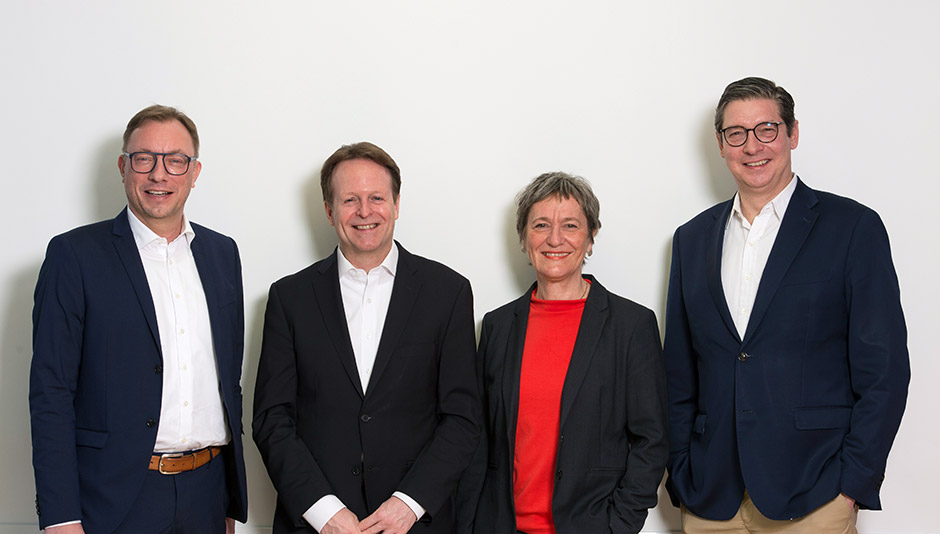 Foto von drei Vorständen und einer Vorständin