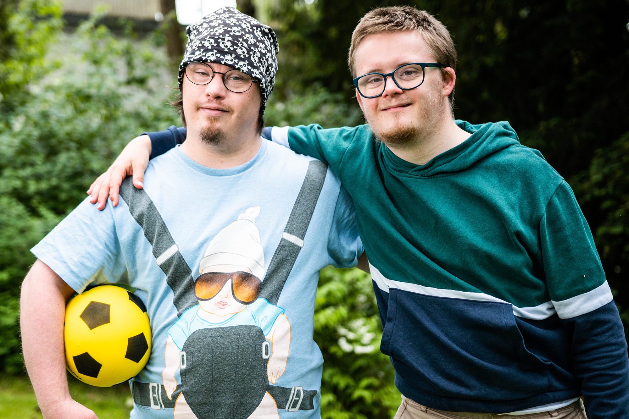Zwei junge Männer mit Fußball