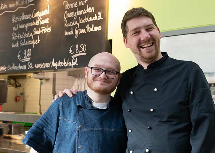 Zwei Köche vor der offenen Restaurant-Küche