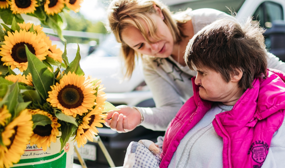 Frauen auf dem Blumenstand auf dem Wochenmarkt