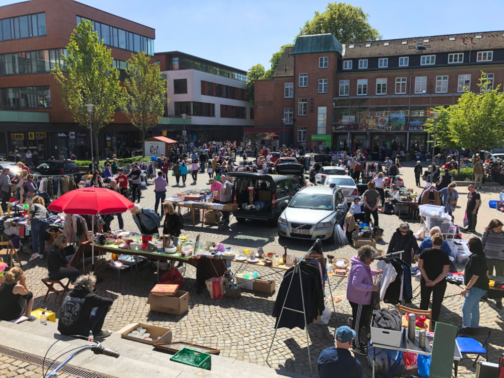 Flohmarkt auf einem Alsterdorfer Markt mit Verkaufsständen und Menschen beim Stöbern.