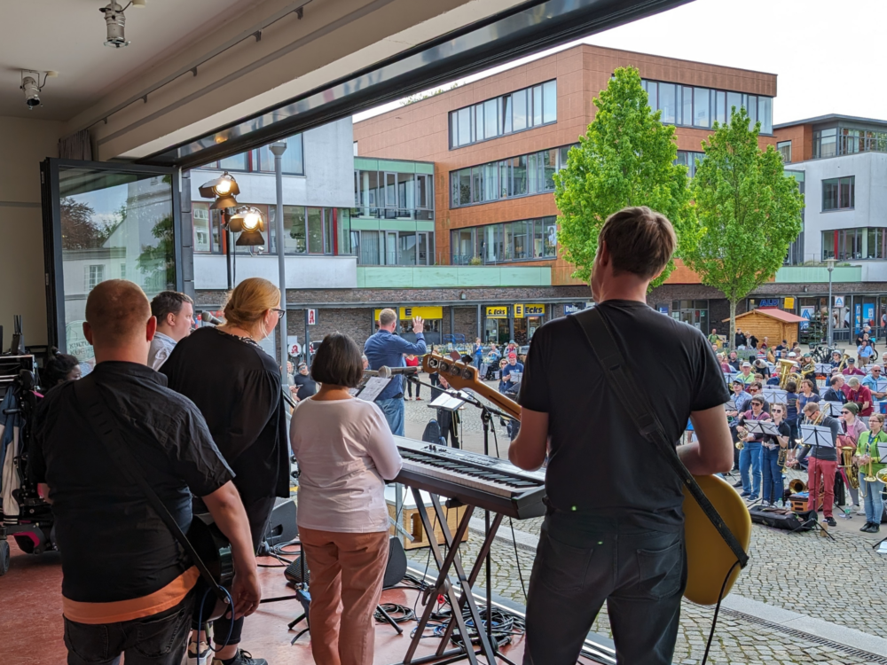 Musiker vor der Menschenmenge am Alsterdorfer Markt.