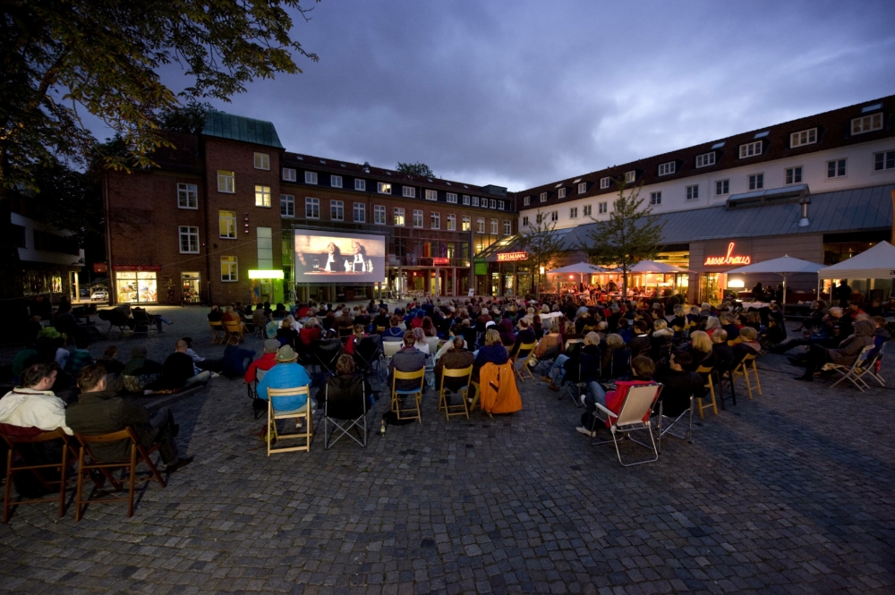 Viele Menschen schauen auf Leinwand auf dem Alsterdorfer Markt und schauen Film.