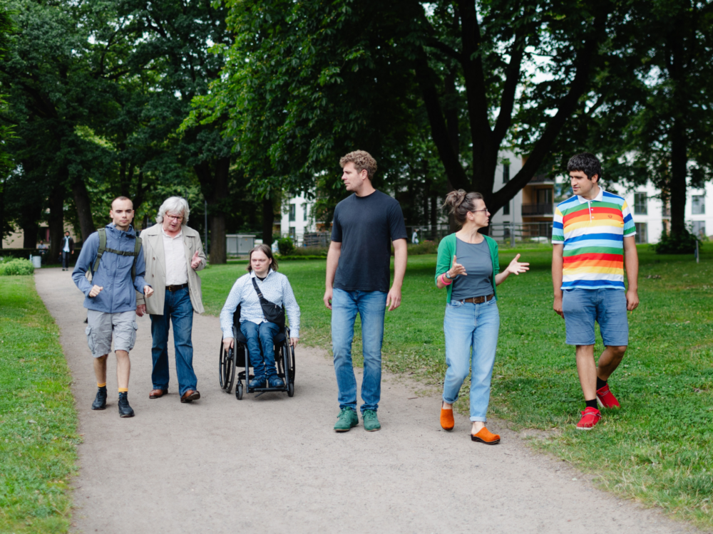 Gruppe von sechs Personen auf dem Rundgang über das Gelände.
