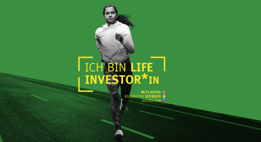 Joggerin auf der Straße. Der Hintergrund ist grün und im Vordergrund steht Ich bin Life Investor*in