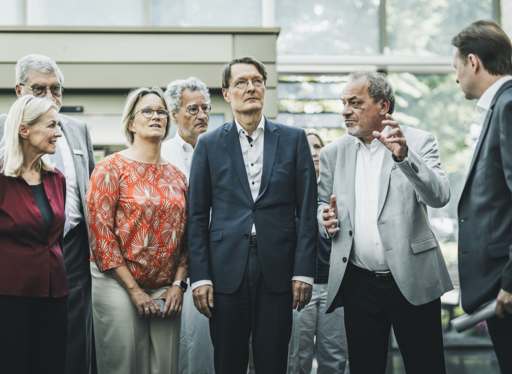 Bundesgesundheitsminister Karl Lauterbach und Senatorin Melanie Schlotzhauer erhalten eine Führung durch das Evangelische Krankenhaus.