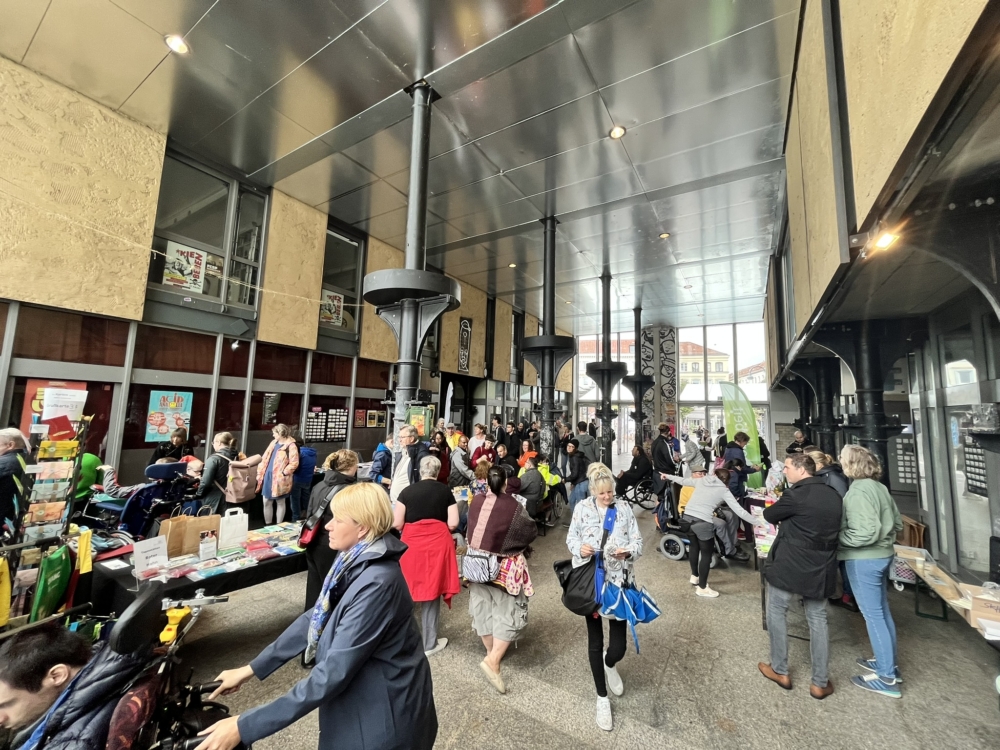 Blick in die Menge der Besucher*innen des NAHT-Markts