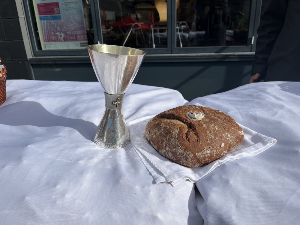 Kelch und Brot beim Kartoffelschmaus