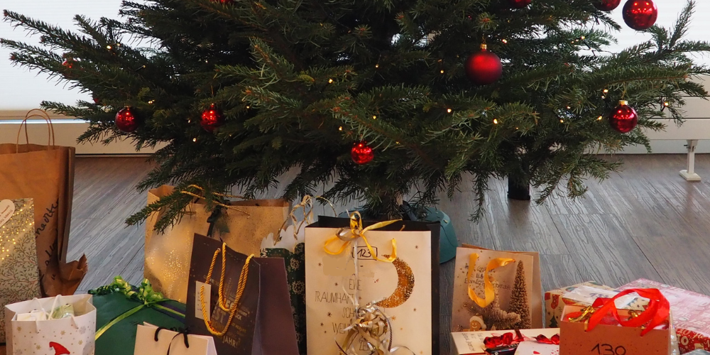 Tannenbaum mit Geschenken