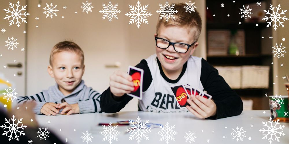 Zwei Jungen spielen Uno