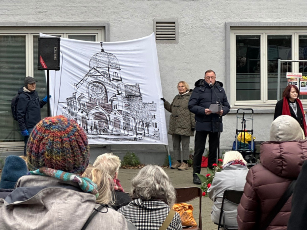 Pastor Uwe Mletzko spricht auf der Kundgebung am Bornplatz, wo früher die Synagoge stand.