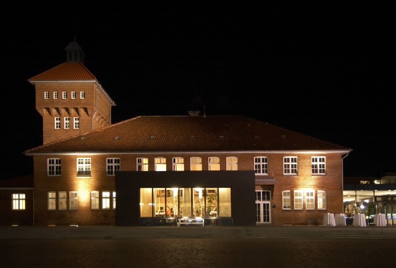 Abendliche Außenansicht der Kulturküche.