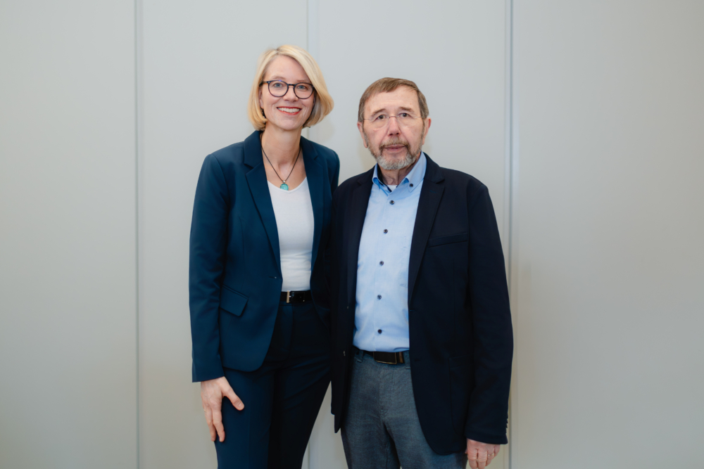 Eine Frau und ein Mann stehen nebeneinander. Es sind Maren Puttfarcken und Bernd Seguin.