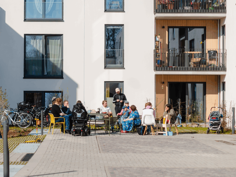 Im Innenhof sitzen Nachbarn und Familien zusammen.