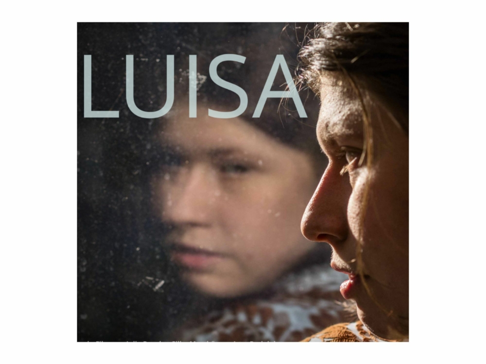 Eine Frau schaut in den Spiegel. Man sieht ihr Gesicht im Anschnitt und ihr Spiegelbild komplett. Darüber steht in Großbuchstaben Luisa