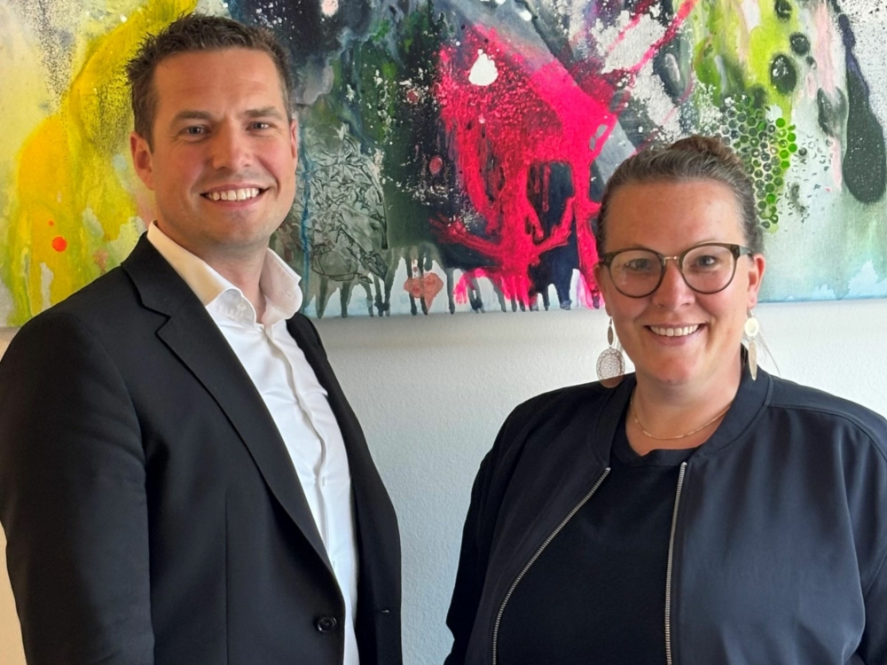 Gemeinsames Bild der Geschäftsführung von alsterarbeit: links Jannik Hornig, rechts Anna Wolter