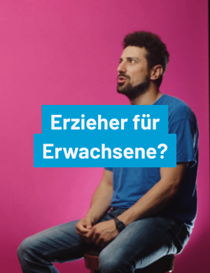 Thumbnail, Mann im blauen Shirt im Interview