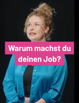 Thumbnail, Frau mit blauem Hemd und lockigen Haaren im Interview