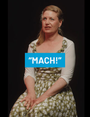 Thumbnail, Frau in grünem Kleid im Interview
