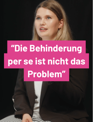 Thumbnail, blonde Frau mit schwarzem Blazer im Interview