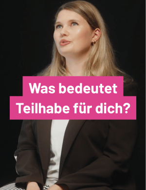 Thumbnail, blonde Frau mit schwarzem Blazer im Interview