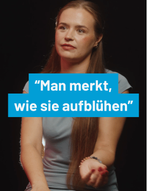 Thumbnail, blonde Frau im Interview